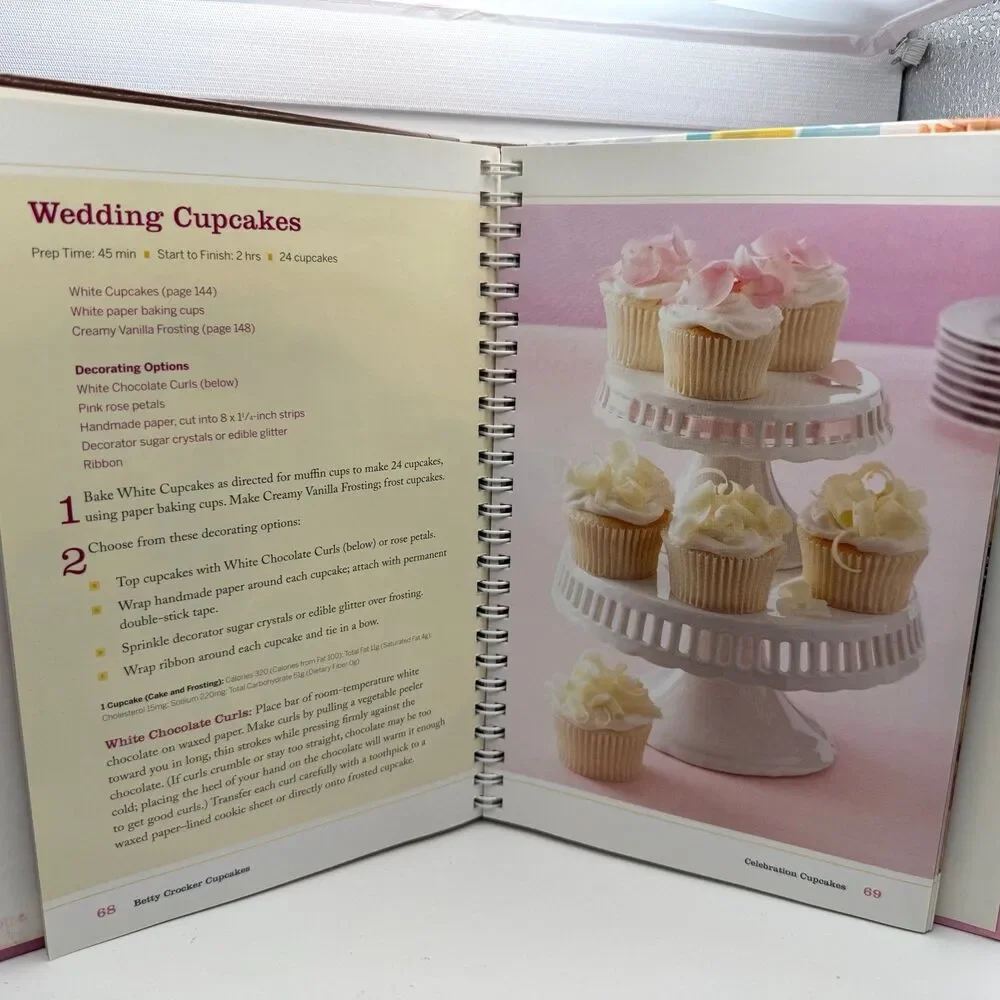 Betty Crocker Cupcakes 2010 Cookbook Spiral Bound 80+ Recipes